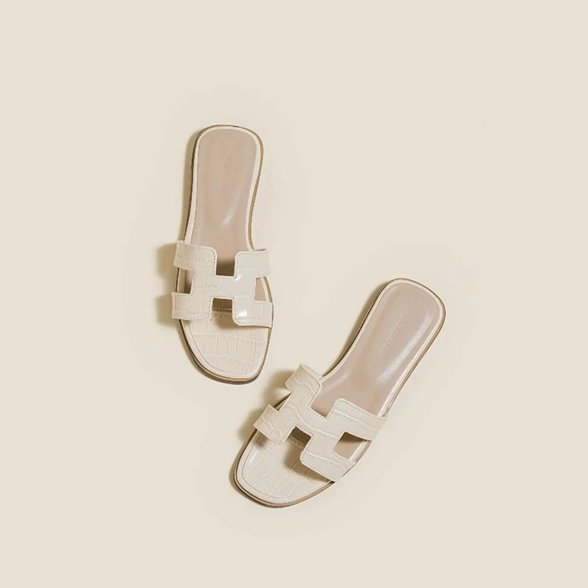 Open toe flats sandals made of PU leather and rubber.